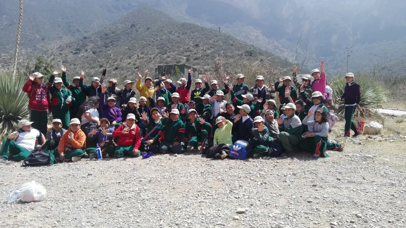 Niñas y niños saludando durante un recorrido en la Sierra de Zapalinamé